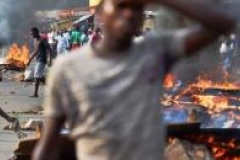 Des manifestants brûlent du matériel électoral au Burundi