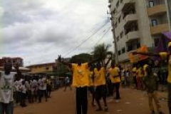 Ambiance conviviale de campagne entre militants UFDG et RPG Arc-en-ciel