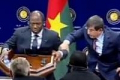 Le chef de la diplomatie burkinabé vacille et s'effondre 