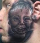 Il se fait tatouer le visage de son fils sur la joue