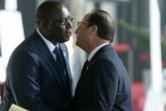 A Dakar Hollande insiste sur la leçon de l’insurrection au Burkina