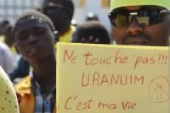 Des nigériens manifestent contre le régime et Areva