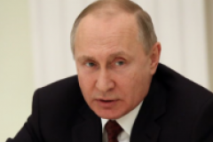 Poutine signe la réforme permettant son maintien au pouvoir
