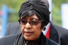 Fin du deuil de Mandela, les habits noirs de Winnie brûlés